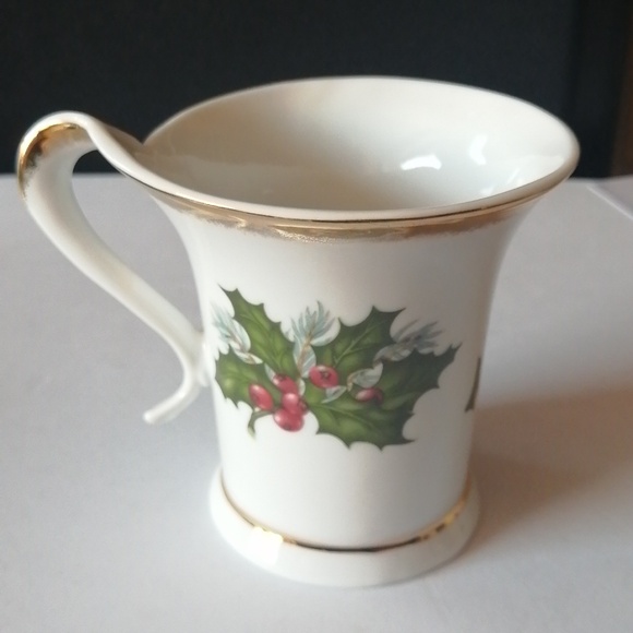 Adeline Collection Festive Christmas Holiday Mug Hollyberry  Design - Picture 3 of 9
